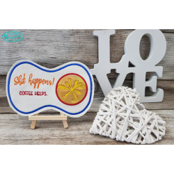 Stickdatei ITH - Mug Rug Spruch "Shit happens, Coffee helps